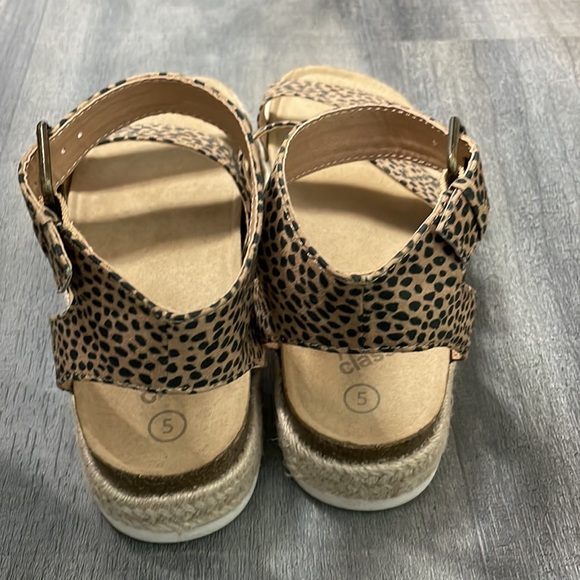 Art Class Girl Sandals Size 5 Dotted Print Buckle Platform - Picture 3 of 6